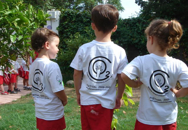 Alumnes dels 'Menuts de la Pineda' de Gav� Mar amb samarretes sobre la iniciativa: Un menut = un arbre (15 de Juny de 2009)